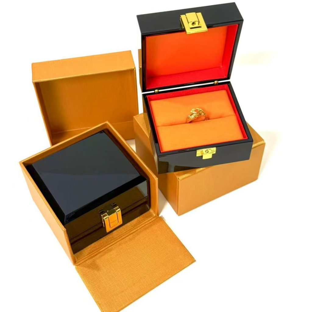 Lacquer Wooden Ring Box for Luxury Jewelry Presentation